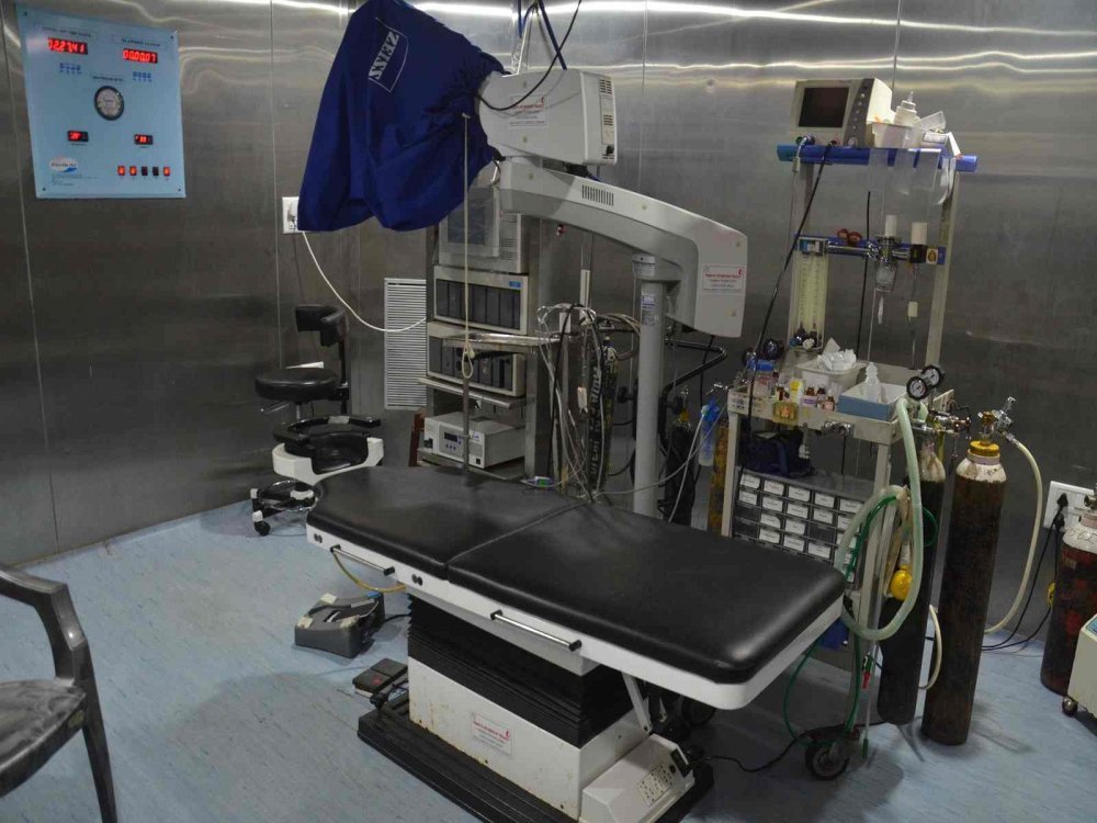 Eye operation theatre equipment