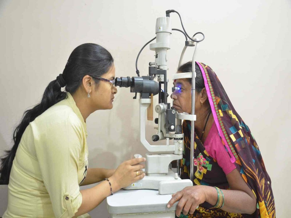 Eye examination using slit lamp